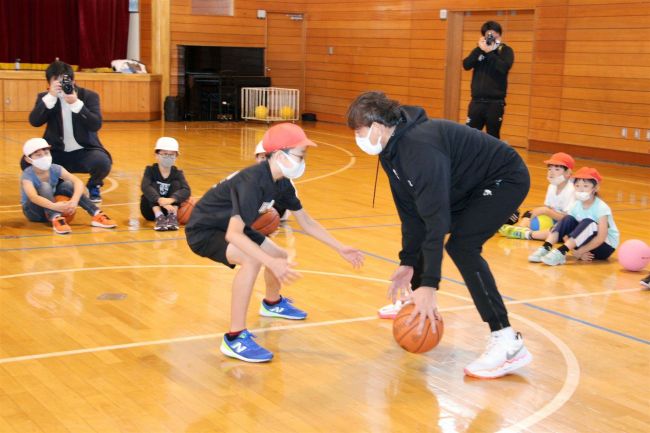 レバンガの折茂さんがバスケ指導　鹿追笹川小