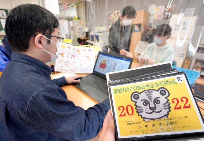 師走スケッチ「年賀状印刷　追い込み」