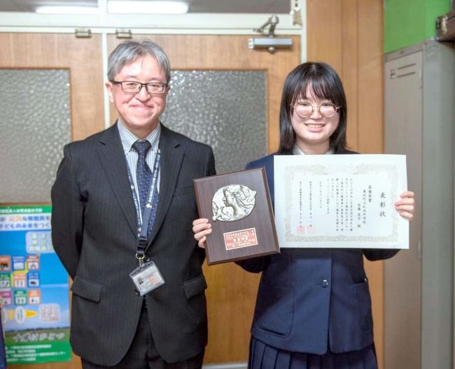 人権作文コンテスト　東北海道最優秀賞の札内中・佐藤さんを表彰　幕別