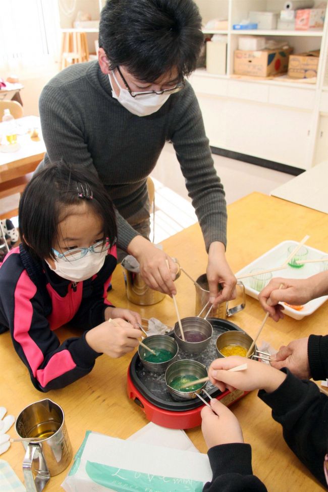 廃油からのキャンドル作りを体験　中札内