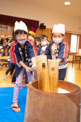 餅つきを楽しんだ子どもたち