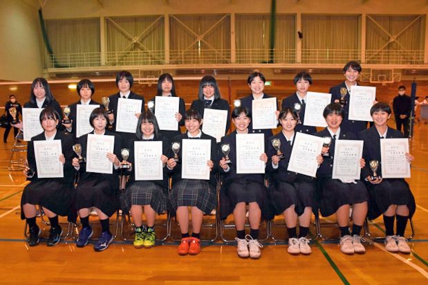 帯広バレーボール協会、高校優秀選手２９人を表彰　仲間と大きく成長