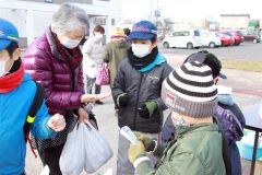 ジャガイモを販売する子どもたち