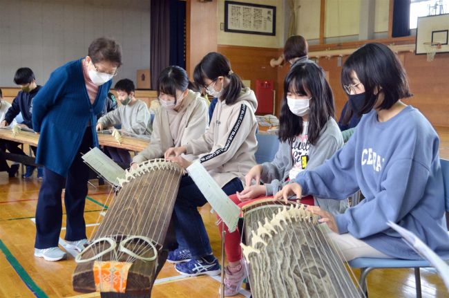 こぼれ話「花園小で箏出前授業　合奏にも挑戦」