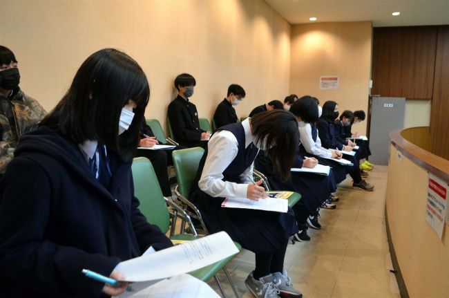 【写真】池田中学校の３年生が町議会を傍聴　池田