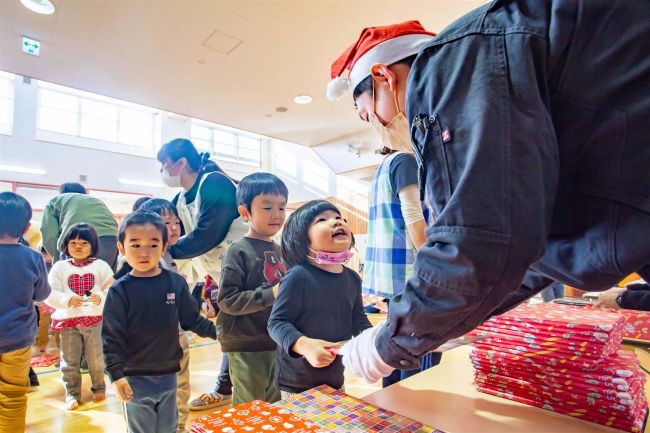 商工会青年部が保育園にＸマスプレゼント　広尾