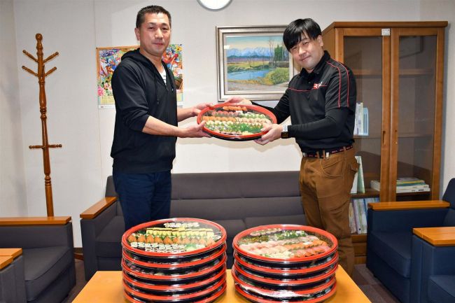 銀のさらが十勝学園に寿司をプレゼント