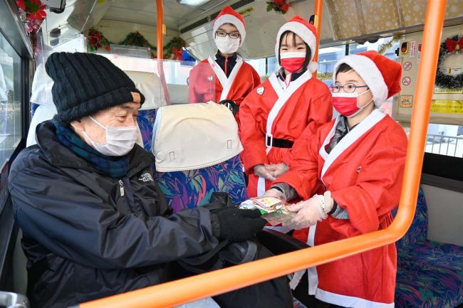 日頃の感謝にメリークリスマス　十勝バスで子どもたちが乗客にプレゼント