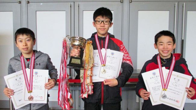 ６年生男子は宮本、女子は宮浦Ｖ　笹渕と山本は２種目制覇　全十勝児童スケート４～６年生大会