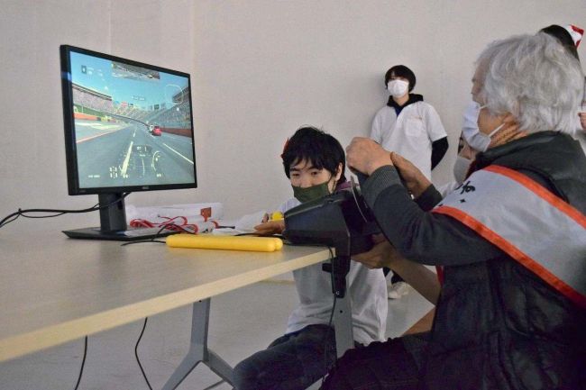 高齢者がｅスポーツ体験　池田