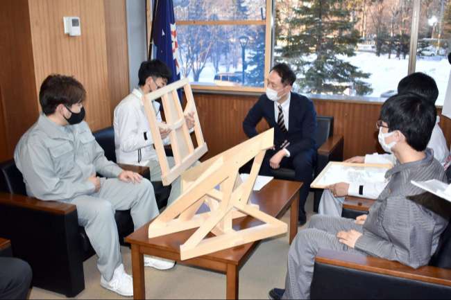 【写真】高橋加工部勤務の鳥井さん、技能五輪で金賞 出場者3人振興局表敬