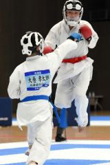 男子個人組手６１キロ以下級３回戦　三澤拳士（帯工）