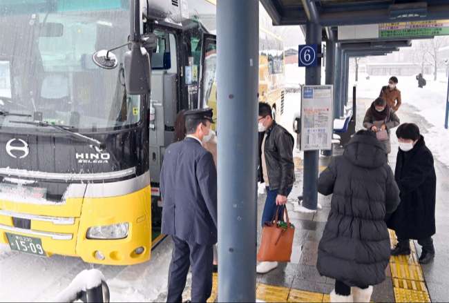 【写真】道内大雪でJR運休、バス混雑 十勝の雪は昼まで 20日