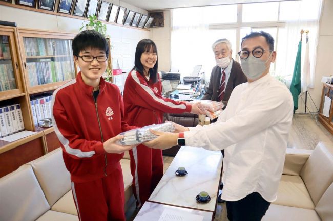 【写真】こぼれ話「NR協が帯二中にボールペン寄贈」