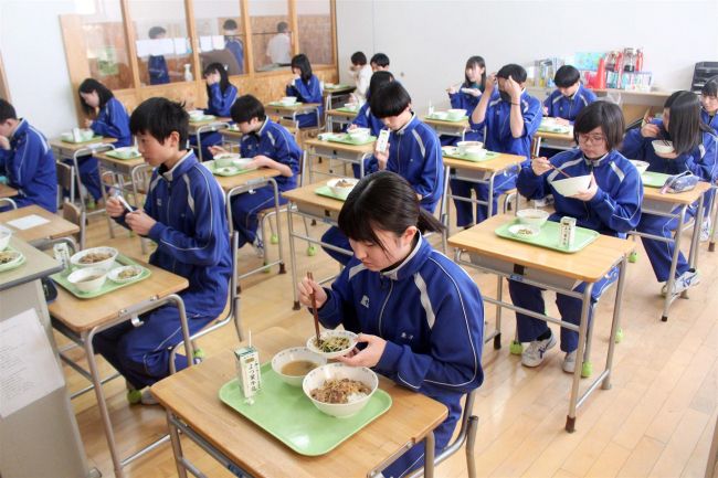 かみしほろ和牛「おいしいよ」　給食に牛丼登場