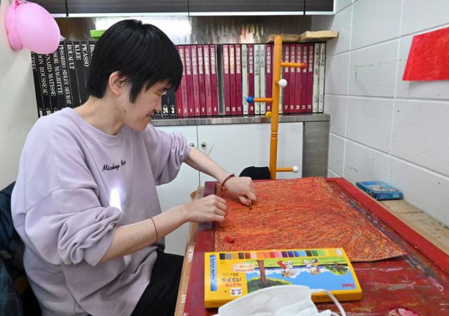【写真】アート探見「アール・ブリュット作品紹介　愛灯学園の冬澤千鶴さん」