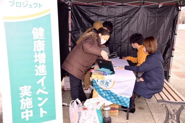 【写真】こぼれ話「道の駅で明治安田生命が健康促進測定会」