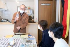 玩具の実演紹介をする杉本さん（左）