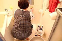 風呂掃除を行う協力会員