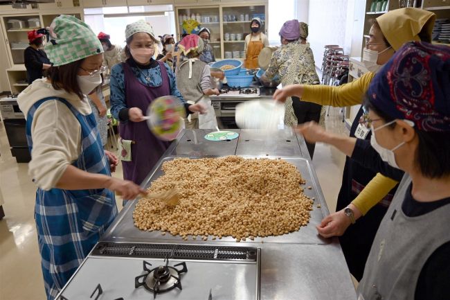 【写真】こぼれ話「帯広消費者協会がみそ造り講習会」