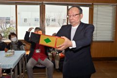 手品を披露する加藤さん（右）