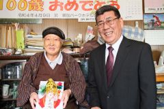 仁王頭さんに１００歳祝い金を贈呈　本別