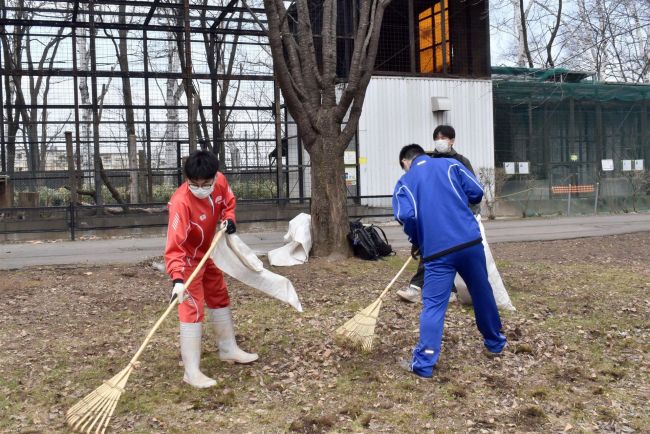【写真】こぼれ話「開園前に気持ち良く　２５０人が動物園清掃奉仕」