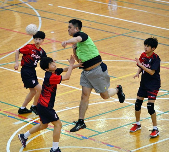 十勝三条全勝Ｖ　女子はＴＳＳ　小学生は音更クラブ男子制す　帯広ハンドボール協会コート開き大会