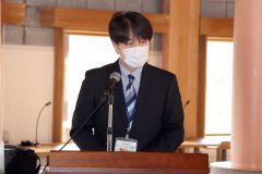 あいさつする渡辺教育長