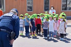 指導に当たった警察官らに感謝を伝える子どもたち（小山田竜士撮影）