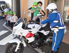 白バイのシートを体験する園児（小山田竜士撮影）