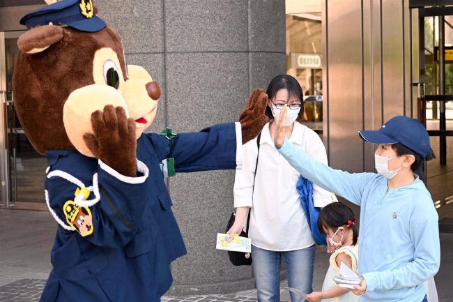 【写真】こぼれ話「ＳＴＯＰ！少年非行　帯広署と補導員らが帯広駅前で啓発」