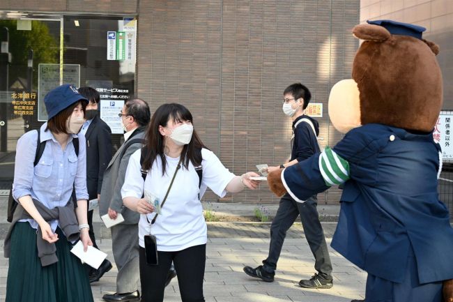 【写真】こぼれ話「STOP!少年非行 帯広署と補導員らが帯広駅前で啓発」