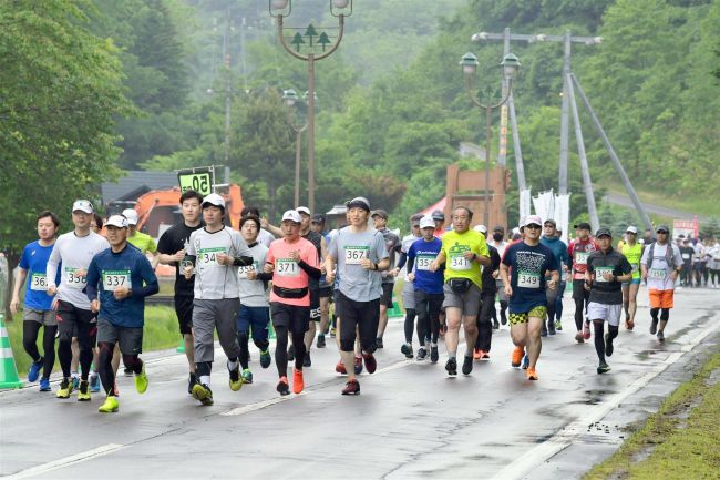 【写真】【写真特集】「目指せ完走!大迫さんに勝つぞ!」 うらほろマラソン