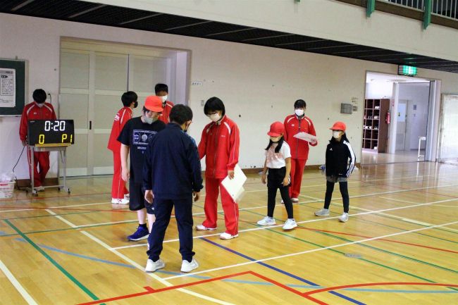 【写真】上士幌中学校と上士幌小学校が合同で体力測定