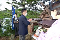 弁天島の神社にお参りする喜井知己町長