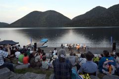 湖畔では音楽イベントも開かれた