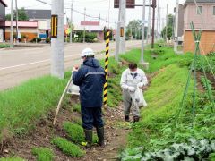 村内２カ所でごみ拾いを行った