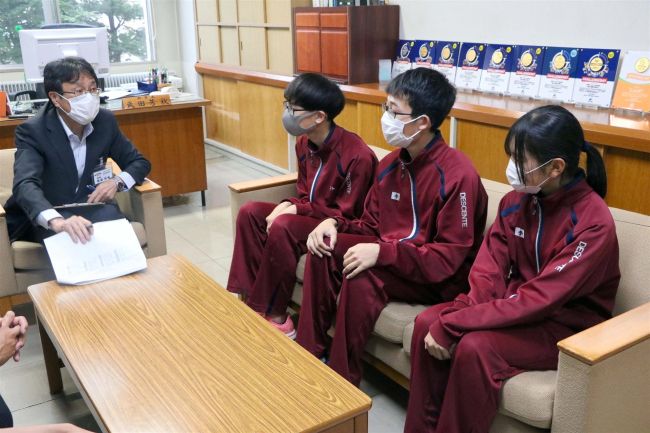 【写真】全道大会も全力で　新得中の陸上部３選手
