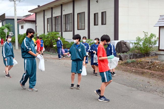【写真】帯二中の生徒が初の全校ごみ拾い　「中学生の日」で