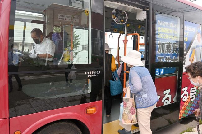【写真】十勝バスで帯広へ買い物　高齢者ら支援のくるくる号と連携　中札内