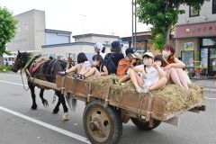 桃姫が引く馬車の乗車体験に参加する子どもたち