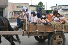 桃姫が引く馬車の乗車体験に参加する子どもたち