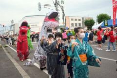 多くの人でにぎわった盆踊り大会