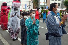 多くの人でにぎわった盆踊り大会の様子