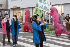 多くの人でにぎわった盆踊り大会の様子