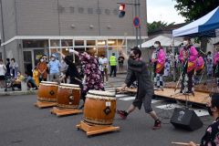 多くの人でにぎわった盆踊り大会の様子