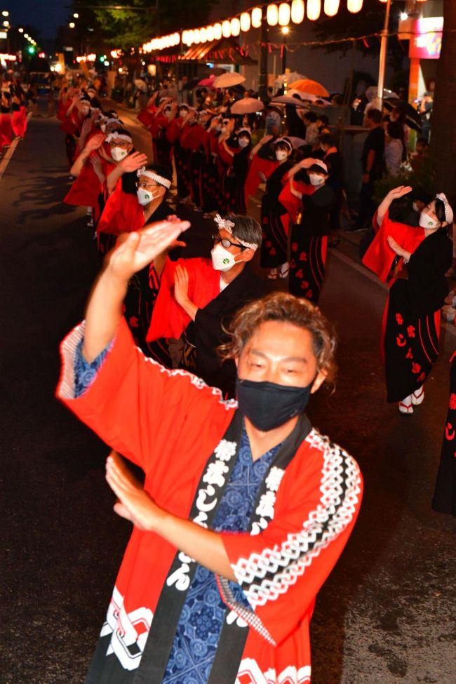 3年ぶりの「おびひろ盆おどり」雨の中400人踊る | 十勝毎日
