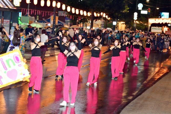 3年ぶりの「おびひろ盆おどり」雨の中400人踊る | 十勝毎日新聞