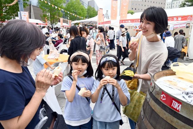 とかちマルシェ盛況　３年ぶり帯広駅周辺で開催　１１７店　自慢の食提供